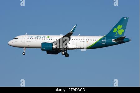 Ein Airbus A320neo von Aer Lingus nähert sich dem Flughafen London Gatwick an Stockfoto