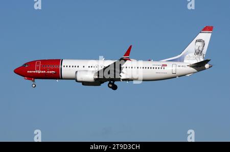 Eine Boeing 737-8 MAX von Norwegisch mit Tail Art, die dem Künstler Theodor Kittelsen gewidmet ist, nähert sich dem Flughafen London Gatwick an Stockfoto