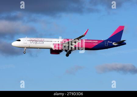 Ein Airbus A321neo der Malta Division von Wizz Air nähert sich dem Flughafen London Gatwick Stockfoto