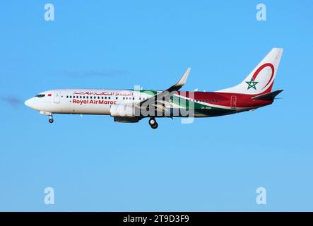 Eine Boeing 737-800 der Royal Air Maroc nähert sich dem Flughafen London Gatwick Stockfoto