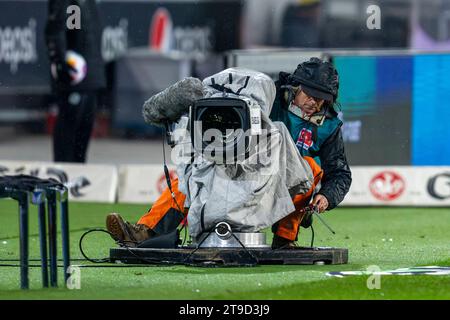 Hannover, Deutschland. November 2023. Fußball: Bundesliga 2, Hannover 96 - Hertha BSC, Spieltag 14, Heinz von Heiden-Arena: Die Werbetafeln um die TV-Kamera wurden vom Wind weggeblasen, so dass der Kameramann ohne sie filmt. Hinweis: David Inderlied/dpa – WICHTIGER HINWEIS: gemäß den Vorschriften der DFL Deutscher Fußball-Liga und des DFB Deutscher Fußball-Bundes ist es verboten, im Stadion und/oder des Spiels aufgenommene Fotografien in Form von sequenziellen Bildern und/oder videoähnlichen Fotoserien zu verwenden oder zu nutzen./dpa/Alamy Live News Stockfoto