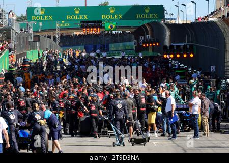 Sao Paulo, Brasilien. November 2023. Startaufstellung, F1 Grand Prix von Brasilien am 4. November 2023 im Autodromo Jose Carlos Pace in Sao Paulo, Brasilien. (Foto von HOCH ZWEI) Credit: dpa/Alamy Live News Stockfoto