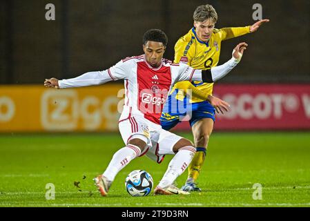 Amsterdam, Niederlande. November 2023. AMSTERDAM, NIEDERLANDE - 24. NOVEMBER: Silvano Vos von Jong Ajax im Kampf beim niederländischen Keuken Kampioen Divisie Spiel zwischen Jong Ajax und TOP Oss im Sportpark de toekomst am 24. November 2023 in Amsterdam, Niederlande. (Foto von Jan Mulder/Orange Pictures) Credit: Orange Pics BV/Alamy Live News Stockfoto