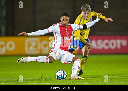 Amsterdam, Niederlande. November 2023. AMSTERDAM, NIEDERLANDE - 24. NOVEMBER: Silvano Vos von Jong Ajax im Kampf beim niederländischen Keuken Kampioen Divisie Spiel zwischen Jong Ajax und TOP Oss im Sportpark de toekomst am 24. November 2023 in Amsterdam, Niederlande. (Foto von Jan Mulder/Orange Pictures) Credit: Orange Pics BV/Alamy Live News Stockfoto