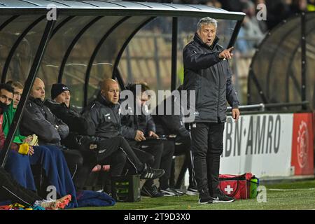 Amsterdam, Niederlande. November 2023. AMSTERDAM, NIEDERLANDE - 24. NOVEMBER: Ruud Brood trainierte sein Team beim niederländischen Keuken Kampioen Divisie Spiel zwischen Jong Ajax und TOP Oss im Sportpark de toekomst am 24. November 2023 in Amsterdam. (Foto von Jan Mulder/Orange Pictures) Credit: Orange Pics BV/Alamy Live News Stockfoto