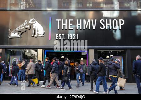 London, Großbritannien. November 2023. Der neue HMV-Laden an der Oxford Street in London wird nach vierjähriger Abwesenheit wieder eröffnet. Die Musikkette schloss ihre Filiale in London 2019, nachdem sie in die Verwaltung gegangen war. Quelle: SOPA Images Limited/Alamy Live News Stockfoto