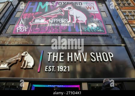 London, Großbritannien. November 2023. Der neue HMV-Laden an der Oxford Street in London wird nach vierjähriger Abwesenheit wieder eröffnet. Die Musikkette schloss ihre Filiale in London 2019, nachdem sie in die Verwaltung gegangen war. Quelle: SOPA Images Limited/Alamy Live News Stockfoto