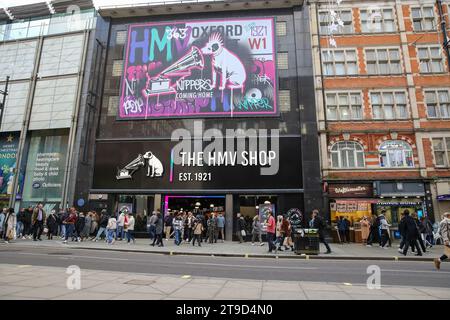 London, Großbritannien. November 2023. Der neue HMV-Laden an der Oxford Street in London wird nach vierjähriger Abwesenheit wieder eröffnet. Die Musikkette schloss ihre Filiale in London 2019, nachdem sie in die Verwaltung gegangen war. Quelle: SOPA Images Limited/Alamy Live News Stockfoto