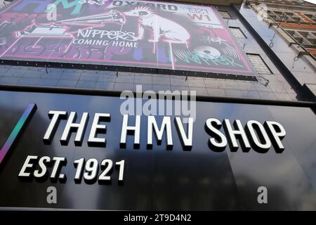 London, Großbritannien. November 2023. Der neue HMV-Laden an der Oxford Street in London wird nach vierjähriger Abwesenheit wieder eröffnet. Die Musikkette schloss ihre Filiale in London 2019, nachdem sie in die Verwaltung gegangen war. Quelle: SOPA Images Limited/Alamy Live News Stockfoto