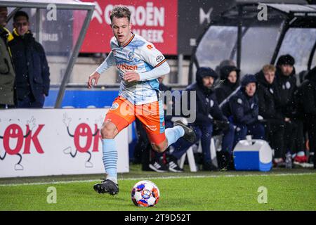 Breda, Niederlande. November 2023. BREDA, NIEDERLANDE - 24. NOVEMBER: Rik Mulders vom FC den Bosch läuft mit dem Ball während des niederländischen Keuken Kampioen Divisie-Spiels zwischen NAC Breda und FC den Bosch am 24. November 2023 im Rat Verlegh Stadion in Breda, Niederlande. (Foto von Gabriel Calvino Alonso/Orange Pictures) Credit: Orange Pics BV/Alamy Live News Stockfoto