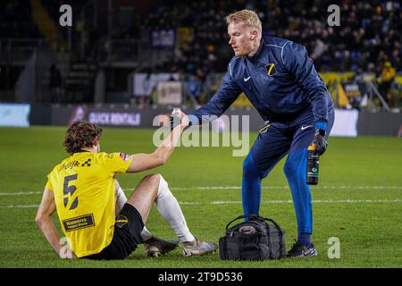 Breda, Niederlande. November 2023. BREDA, NIEDERLANDE - 24. NOVEMBER: Jan van den Bergh vom NAC Breda wird während des niederländischen Spiels Keuken Kampioen Divisie zwischen NAC Breda und FC den Bosch am 24. November 2023 im Rat Verlegh Stadion in Breda, Niederlande, medizinisch versorgt. (Foto von Gabriel Calvino Alonso/Orange Pictures) Credit: Orange Pics BV/Alamy Live News Stockfoto
