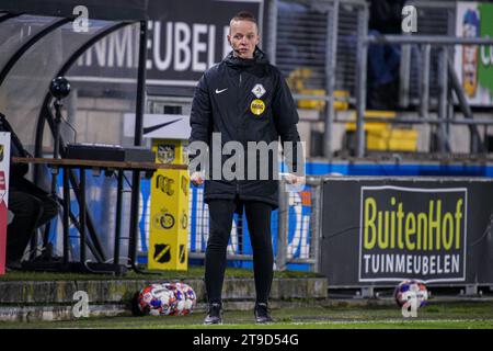 Breda, Niederlande. November 2023. BREDA, NIEDERLANDE - 24. NOVEMBER: Der vierte offizielle Niels Boel trifft sich beim niederländischen Keuken Kampioen Divisie Spiel zwischen NAC Breda und FC den Bosch am 24. November 2023 im Rat Verlegh Stadion in Breda, Niederlande. (Foto von Gabriel Calvino Alonso/Orange Pictures) Credit: Orange Pics BV/Alamy Live News Stockfoto