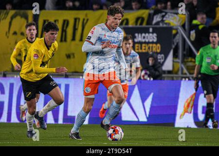 Breda, Niederlande. November 2023. BREDA, NIEDERLANDE - 24. NOVEMBER: Kacper Kostorz vom FC den Bosch dribbelt beim niederländischen Keuken Kampioen Divisie Spiel zwischen NAC Breda und FC den Bosch am 24. November 2023 im Rat Verlegh Stadion in Breda. (Foto von Gabriel Calvino Alonso/Orange Pictures) Credit: Orange Pics BV/Alamy Live News Stockfoto