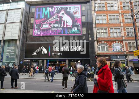 London, Großbritannien. November 2023. Der neue HMV-Laden an der Oxford Street in London wird nach vierjähriger Abwesenheit wieder eröffnet. Die Musikkette schloss ihre Filiale in London 2019, nachdem sie in die Verwaltung gegangen war. (Foto: Steve Taylor/SOPA Images/SIPA USA) Credit: SIPA USA/Alamy Live News Stockfoto