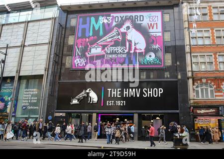 London, Großbritannien. November 2023. Der neue HMV-Laden an der Oxford Street in London wird nach vierjähriger Abwesenheit wieder eröffnet. Die Musikkette schloss ihre Filiale in London 2019, nachdem sie in die Verwaltung gegangen war. (Foto: Steve Taylor/SOPA Images/SIPA USA) Credit: SIPA USA/Alamy Live News Stockfoto