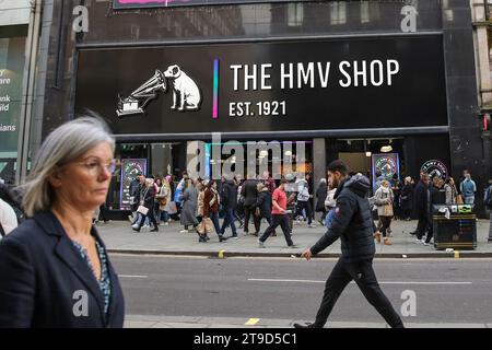 London, Großbritannien. November 2023. Der neue HMV-Laden an der Oxford Street in London wird nach vierjähriger Abwesenheit wieder eröffnet. Die Musikkette schloss ihre Filiale in London 2019, nachdem sie in die Verwaltung gegangen war. (Foto: Steve Taylor/SOPA Images/SIPA USA) Credit: SIPA USA/Alamy Live News Stockfoto