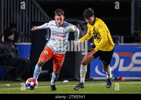 Breda, Niederlande. November 2023. BREDA, NIEDERLANDE - 24. NOVEMBER: Rik Mulders vom FC den Bosch und Matthew Garbett vom NAC Breda kämpfen um den Ball während des niederländischen Spiels Keuken Kampioen Divisie zwischen NAC Breda und FC den Bosch am 24. November 2023 im Rat Verlegh Stadion in Breda, Niederlande. (Foto von Gabriel Calvino Alonso/Orange Pictures) Credit: Orange Pics BV/Alamy Live News Stockfoto