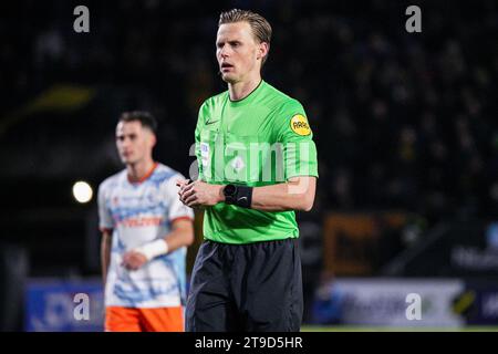 Breda, Niederlande. November 2023. BREDA, NIEDERLANDE - 24. NOVEMBER: Schiedsrichter Sander van der Eijk sieht beim niederländischen Keuken Kampioen Divisie-Spiel zwischen NAC Breda und FC den Bosch am 24. November 2023 im Rat Verlegh Stadion in Breda, Niederlande. (Foto von Gabriel Calvino Alonso/Orange Pictures) Credit: Orange Pics BV/Alamy Live News Stockfoto
