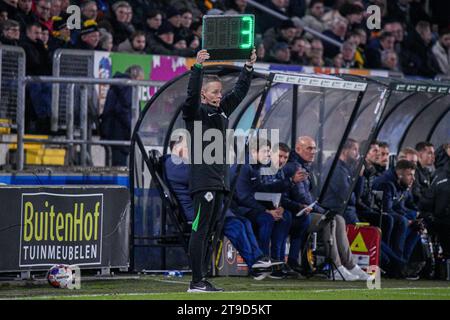 Breda, Niederlande. November 2023. BREDA, NIEDERLANDE - 24. NOVEMBER: Der vierte offizielle Niels Boel zeigt die Verlängerung während des niederländischen Spiels Keuken Kampioen Divisie zwischen NAC Breda und FC den Bosch am 24. November 2023 im Rat Verlegh Stadion in Breda. (Foto von Gabriel Calvino Alonso/Orange Pictures) Credit: Orange Pics BV/Alamy Live News Stockfoto