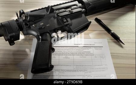 Sturmgewehr mit Stift und gemeinfreiem Hintergrundprüfformular Stockfoto