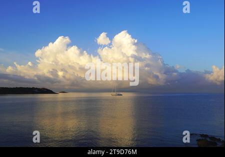 Blick auf ein Boot und das Meer vor einem bewölkten Himmel in Attika, Griechenland Stockfoto