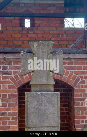 MALBORK, POLEN – 6. NOVEMBER 2023: Ein Steinkreuz des Deutschen Ordens in der größten Burg der Welt, einst Sitz der Großmeister des Ordens und Stockfoto