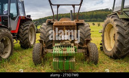 Vintage-Traktor im Wettbewerb: Rustikaler Charme trifft Stärke im Grassland Pulling Contest Stockfoto