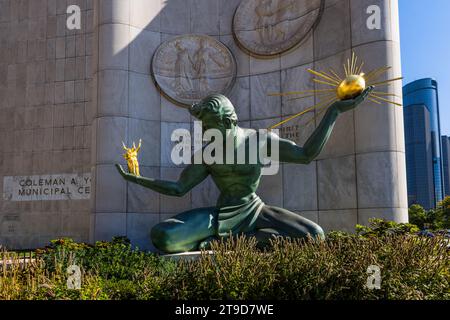 The Spirit of Detroit Monument, Bronzestatue von Marshall Fredericks im Coleman A. Young Municipal Center auf der Woodward Avenue in Detroit, Michigan. In seiner linken Hand hält die sitzende Figur eine vergoldete Bronzebugel, die Strahlen ausstrahlt und Gott symbolisiert. Die Menschen in der rechten Hand sind eine Familiengruppe, die alle menschlichen Beziehungen symbolisiert. Statue „The Spirit of Detroit“ im Coleman A. Young Municipal Center von Marshall Fredericks in Detroit, USA Stockfoto