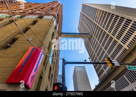Das Guardian Building ist durch eine Skywalk-Brücke mit dem benachbarten Bürogebäude One Woodward Avenue verbunden, heute das Fifth Third Bank Building. Die Brücke überspannt die Griswold Street in der Innenstadt von Detroit, Michigan, USA. Ein rot-blaues Bank of America-Schild hängt am Guardian Building links, und eine Fußgängerampel zeigt eine rote Hand. Die Verbindung wurde vom Architekten Minoru Yamasaki entworfen, der später auch das World Trade Center in New York plante. Stockfoto