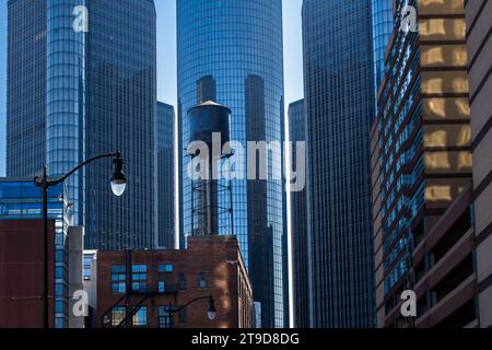 Altmodischer Wasserturm vor den Glasfassaden von Hochhäusern in Detroit, USA Stockfoto