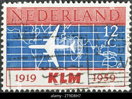 Gestempelte Briefmarke, gedruckt von den Niederlanden, auf der Silhouette des Douglas DC-8-Flugzeugs und Weltkarte, 40. Jahrestag der KLM gezeigt wird Stockfoto