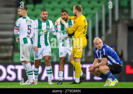 Groningen, Niederlande. November 2023. GRONINGEN, NIEDERLANDE - 24. NOVEMBER: Marco Rente vom FC Groningen, Radinio Balker vom FC Groningen, Marvin Peersman vom FC Groningen und Torhüter Hidde Jurjus vom FC Groningen feiern den Sieg während des niederländischen Spiels Keuken Kampioen Divisie zwischen dem FC Groningen und dem FC Eindhoven am 24. November in Euroborg. 2023 in Groningen, Niederlande (Foto: Pieter van der Woude/ Orange Pictures) Credit: Orange Pics BV/Alamy Live News Stockfoto