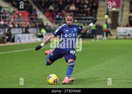 Rotherham, Großbritannien. November 2023. Crysencio Summerville #10 von Leeds United 'Crduring the Sky Bet Championship Match Rotherham United vs Leeds United im New York Stadium, Rotherham, Großbritannien, 24. November 2023 (Foto: Mark Cosgrove/News Images) Credit: News Images LTD/Alamy Live News Stockfoto