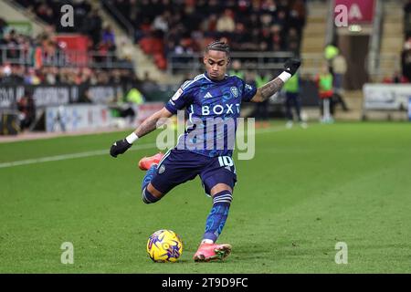 Rotherham, Großbritannien. November 2023. Crysencio Summerville #10 von Leeds United 'Crduring the Sky Bet Championship Match Rotherham United vs Leeds United im New York Stadium, Rotherham, Vereinigtes Königreich, 24. November 2023 (Foto: Mark Cosgrove/News Images) in Rotherham, Vereinigtes Königreich am 24. November 2023. (Foto: Mark Cosgrove/News Images/SIPA USA) Credit: SIPA USA/Alamy Live News Stockfoto