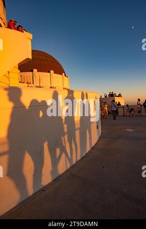 Touristen, die das Griffith Observatory bei Sonnenuntergang in Los Angeles, Kalifornien, USA besuchen Stockfoto