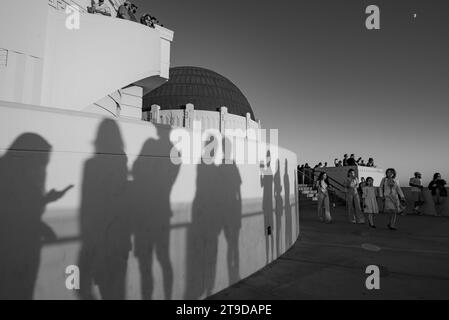 Touristen, die das Griffith Observatory bei Sonnenuntergang in Los Angeles, Kalifornien, USA besuchen Stockfoto