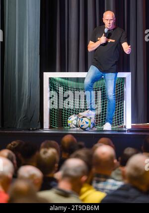 Mario Basler - Basler brennt der ehemalige Profi-Fussballer Mario Basler zeigt in der Festhalle seine Show Basler brennt Ilmenau Thüringen DEUTSCHLAND *** Mario Basler Basler brennt der ehemalige Profi-Fussballer Mario Basler präsentiert seine Show Basler brennt Ilmenau Thüringen DEUTSCHLAND in der Festhalle Credit: Imago/Alamy Live News Stockfoto