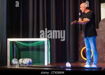 Mario Basler - Basler brennt der ehemalige Profi-Fussballer Mario Basler zeigt in der Festhalle seine Show Basler brennt Ilmenau Thüringen DEUTSCHLAND *** Mario Basler Basler brennt der ehemalige Profi-Fussballer Mario Basler präsentiert seine Show Basler brennt Ilmenau Thüringen DEUTSCHLAND in der Festhalle Credit: Imago/Alamy Live News Stockfoto