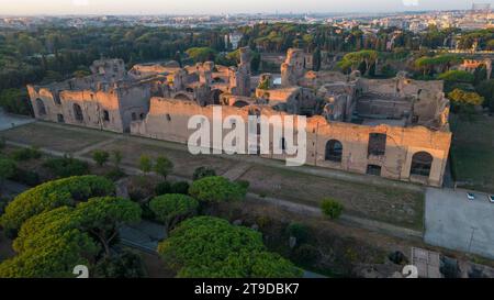 Thermen von Caracalla (Terme di Caracalla) - antike römische Ruinen in Rom. Italiens Hauptstadt. Drohnenaufnahme Stockfoto