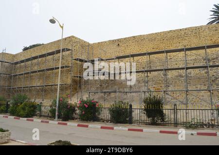 Nicht bearbeitetes Foto zeigt Gerüste für die Erneuerung und Renovierung von alten historischen Gebäuden Burgturmmauern Stockfoto