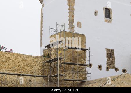 Nicht bearbeitetes Foto zeigt Gerüste für die Erneuerung und Renovierung von alten historischen Gebäuden Burgturmmauern Stockfoto