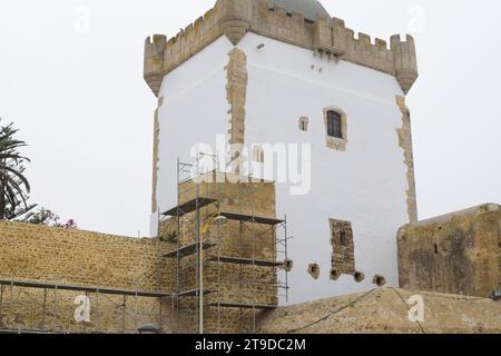 Nicht bearbeitetes Foto zeigt Gerüste für die Erneuerung und Renovierung von alten historischen Gebäuden Burgturmmauern Stockfoto