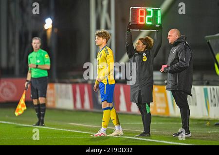 Amsterdam, Niederlande. November 2023. AMSTERDAM, NIEDERLANDE - 24. NOVEMBER: Shona Shukrula vierter Beamter im Einsatz während des niederländischen Keuken Kampioen Divisie-Spiels zwischen Jong Ajax und TOP Oss im Sportpark de toekomst am 24. November 2023 in Amsterdam. (Foto von Jan Mulder/Orange Pictures) Credit: Orange Pics BV/Alamy Live News Stockfoto
