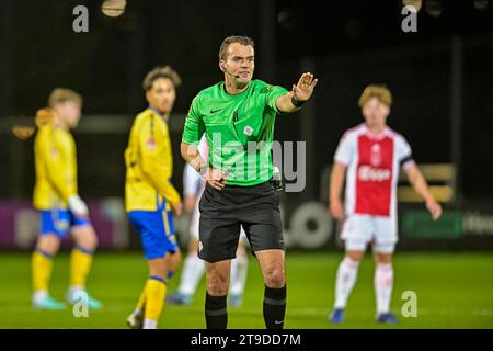 Amsterdam, Niederlande. November 2023. AMSTERDAM, NIEDERLANDE - 24. NOVEMBER: Robin Verijken Schiedsrichter beim niederländischen Keuken Kampioen Divisie Spiel zwischen Jong Ajax und TOP Oss im Sportpark de toekomst am 24. November 2023 in Amsterdam. (Foto von Jan Mulder/Orange Pictures) Credit: Orange Pics BV/Alamy Live News Stockfoto