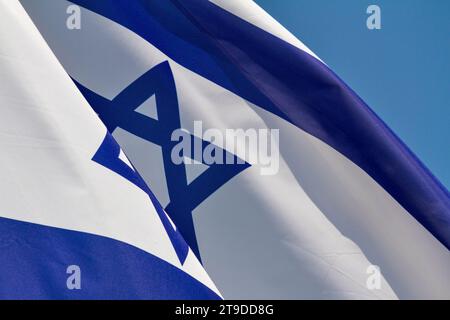 Flagge Israels, die im Wind winkt, an sonnigem Tag, Hintergrund, Nahaufnahme Stockfoto