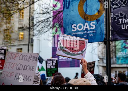 London, Großbritannien - 24. November 2023: Pro Palestine National Student Walkout - SOAS University Campus Stockfoto