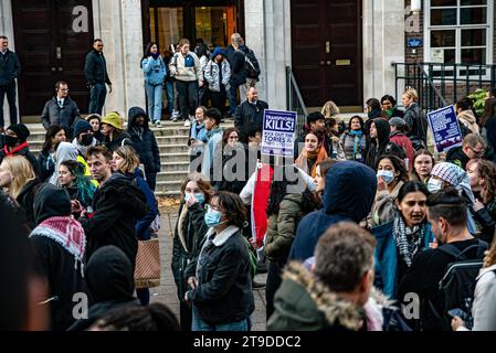 London, Großbritannien - 24. November 2023: Pro Palestine National Student Walkout - SOAS University Campus Stockfoto