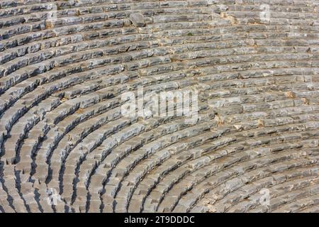 Mediterrane Stadtlandschaft, Hintergrund - Blick auf die Zuschauersitze im Theater der antiken Stadt Myra, in der Nähe der türkischen Stadt Demre, Antalya Stockfoto