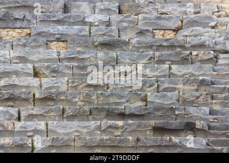 Mediterrane Stadtlandschaft, Hintergrund - Blick auf die Zuschauersitze im Theater der antiken Stadt Myra, in der Nähe der türkischen Stadt Demre, Antalya Stockfoto