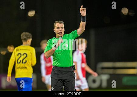 Amsterdam, Niederlande. November 2023. AMSTERDAM, NIEDERLANDE - 24. NOVEMBER: Robin Verijken Schiedsrichter beim niederländischen Keuken Kampioen Divisie Spiel zwischen Jong Ajax und TOP Oss im Sportpark de toekomst am 24. November 2023 in Amsterdam. (Foto von Jan Mulder/Orange Pictures) Credit: Orange Pics BV/Alamy Live News Stockfoto